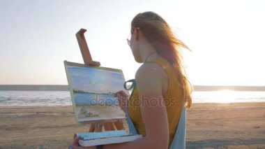 kadın sanatçı kumsalda boyama