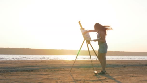 Peinture d'artiste féminine sur la plage — Video