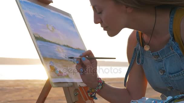 Pintura artista femenina en la playa — Vídeos de Stock