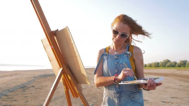 Pittura artista femminile sulla spiaggia — Video Stock