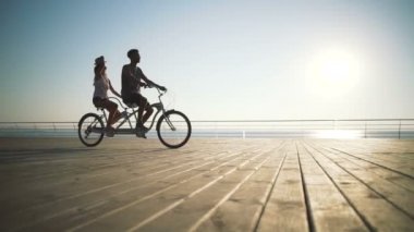 Genç çift sürme iki kişilik bisiklet