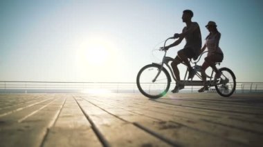 Genç çift sürme iki kişilik bisiklet