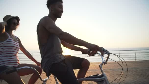 Pareja joven montar en bicicleta tándem — Vídeos de Stock