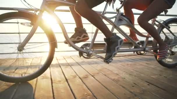 Pareja joven montar en bicicleta tándem — Vídeos de Stock