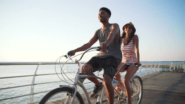 Pareja joven montar en bicicleta tándem — Vídeos de Stock