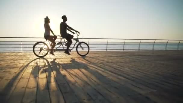 Giovane coppia equitazione tandem bike — Video Stock