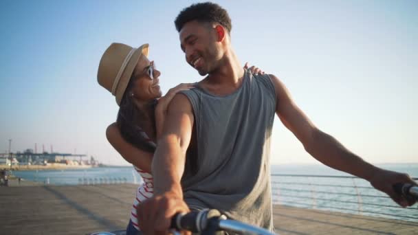 对年轻的夫妇骑双人自行车 — 图库视频影像