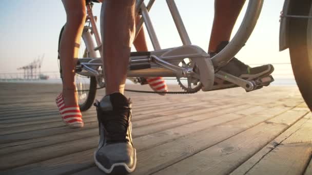 Pareja joven en bicicleta tándem — Vídeo de stock
