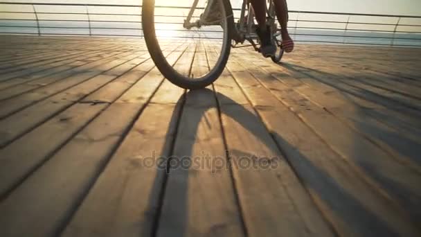 Pareja joven montar en bicicleta tándem — Vídeo de stock