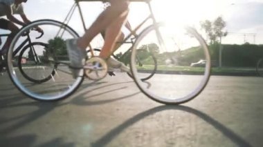 Erkekler düzenleme bisiklet sürme