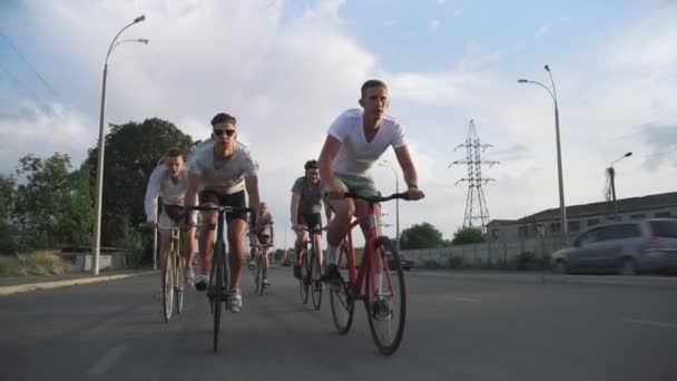 Mannen rijden fixie fietsen — Stockvideo