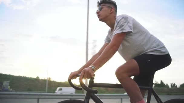 Man riding fixie bike — 图库视频影像