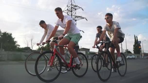 Männer auf Fixie-Fahrrädern — Stockvideo