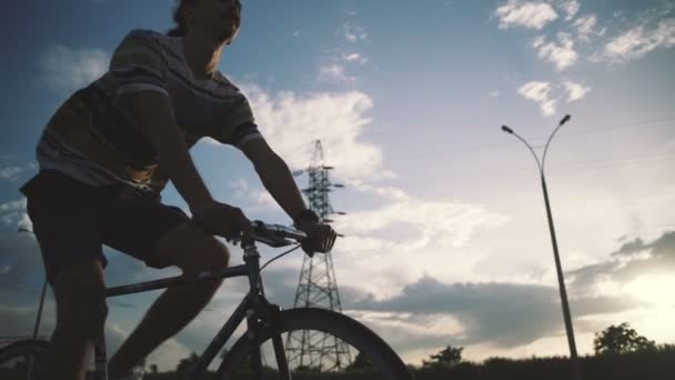 Mann fährt Fixie-Fahrrad — Stockvideo