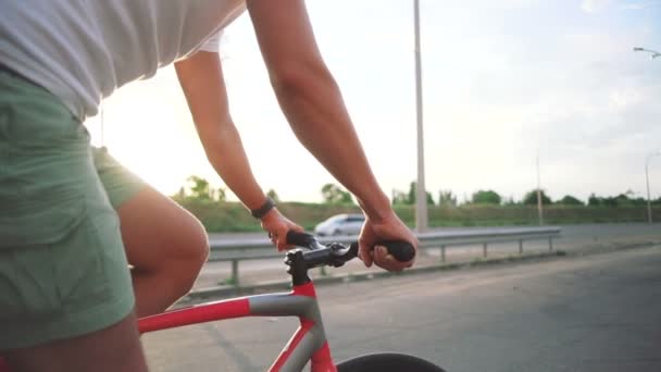 Männer auf Fixie-Fahrrädern — Stockvideo