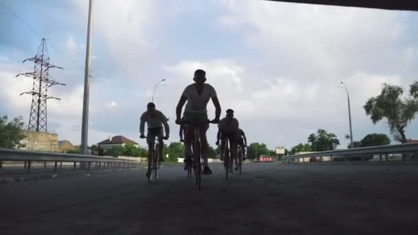 Homens montando bicicletas fixie — Vídeo de Stock