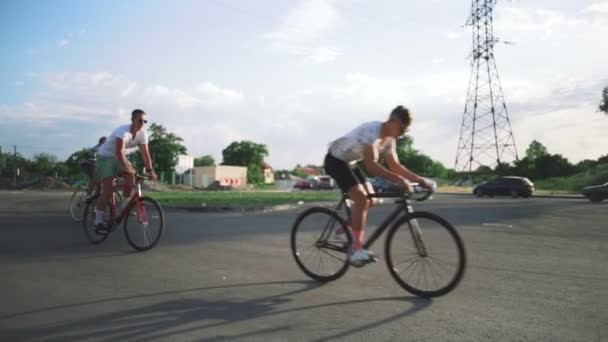 Hombres montando bicis fixie — Vídeos de Stock