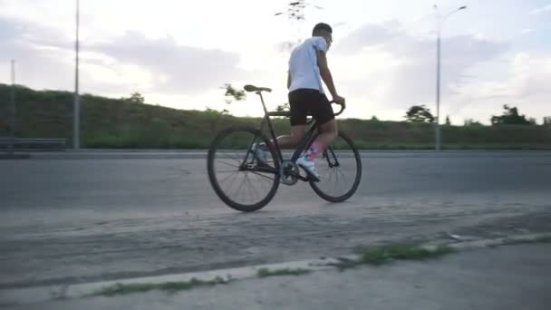 Man riding fixie bike — Stock Video