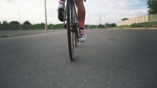 Man riding fixie bike — Stok video