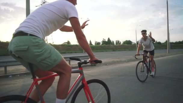Männer auf Fixie-Fahrrädern — Stockvideo