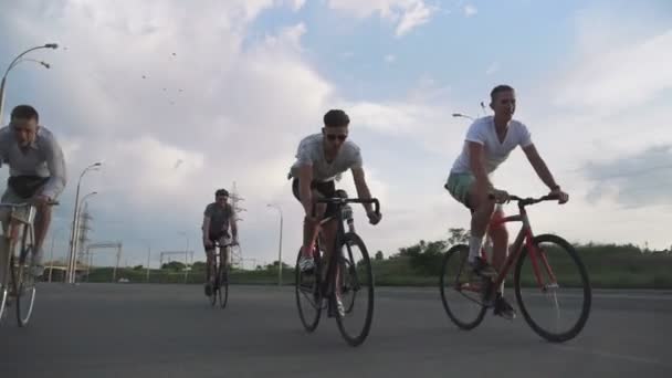 Homens montando bicicletas fixie — Vídeo de Stock