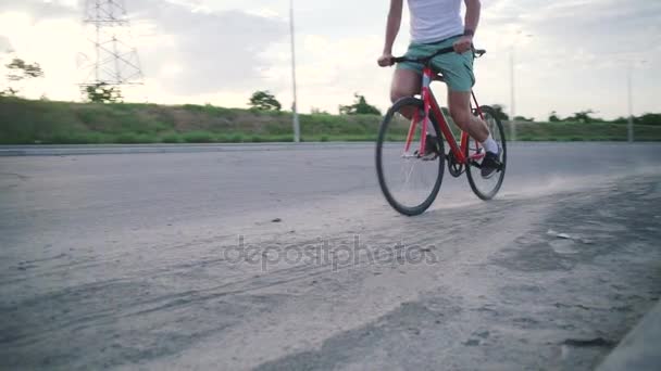 Man riding fixie bike — Stock Video