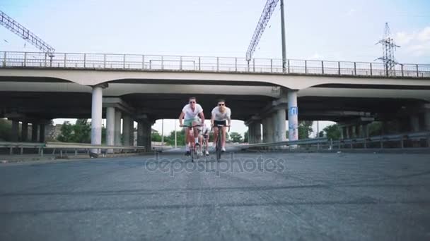 Men riding fixie bikes — Stock Video