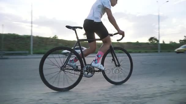 Uomini in sella fixie bike — Video Stock