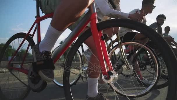 Erkekler düzenleme bisiklet sürme — Stok video