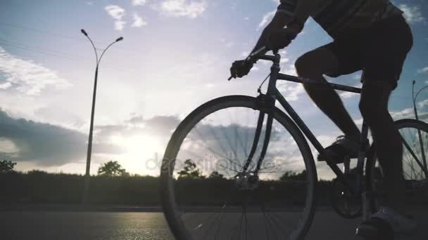 Mann fährt Fixie-Fahrrad — Stockvideo