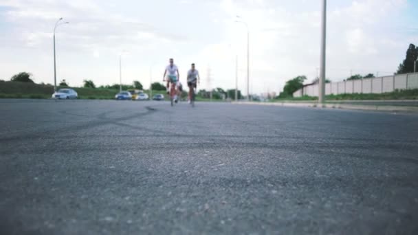 Männer auf Fixie-Fahrrädern — Stockvideo