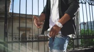 Genç afro adam müzik dinleme