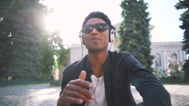 Jeune homme afro écouter de la musique — Video