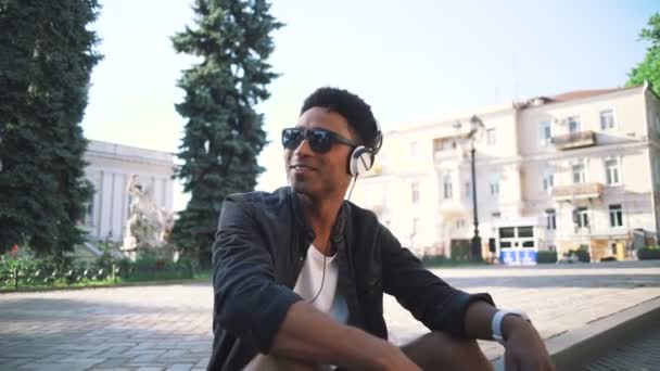 Joven afro hombre escuchando música — Vídeos de Stock