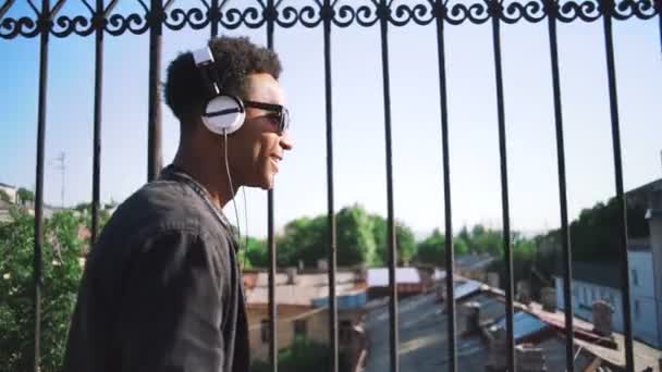 Joven afro hombre escuchando música — Vídeo de stock