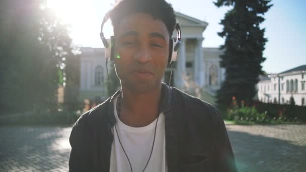 Молодой афроамериканец слушает музыку — стоковое видео