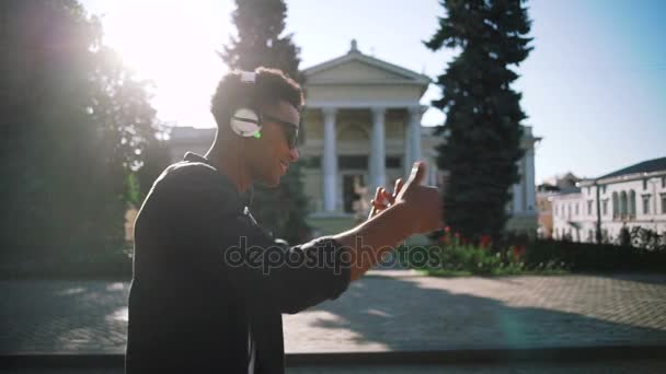 Joven afro hombre escuchando música — Vídeos de Stock