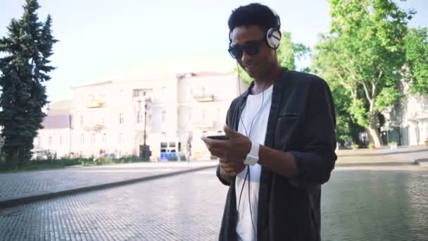 Junger Afro-Mann hört Musik — Stockvideo