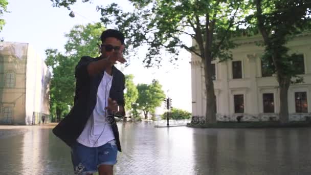 Joven afro hombre escuchando música — Vídeo de stock