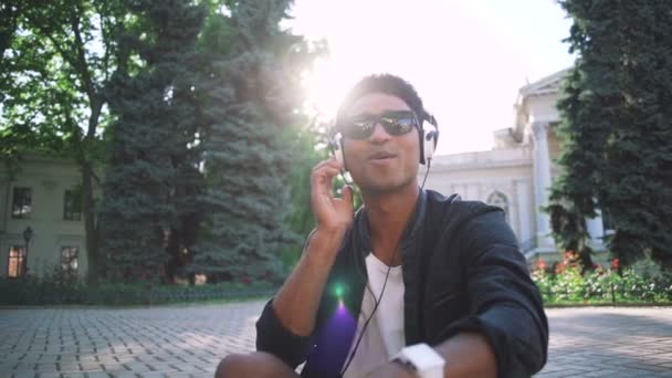 Joven afro hombre escuchando música — Vídeos de Stock