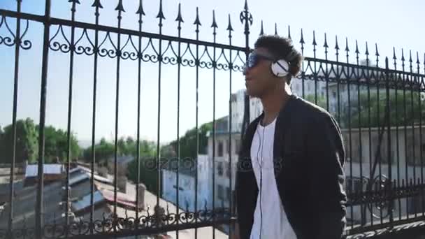 Junger Afro-Mann hört Musik — Stockvideo