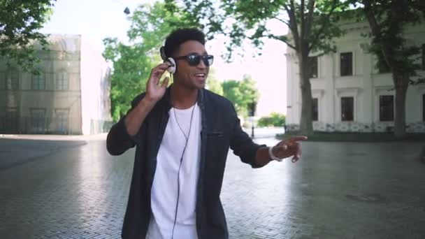 Joven afro hombre escuchando música — Vídeos de Stock