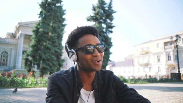 Joven afro hombre escuchando música — Vídeos de Stock