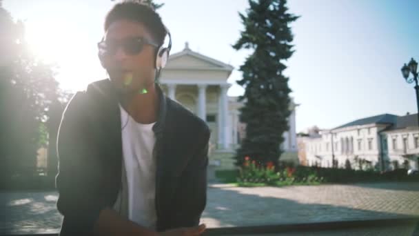 Joven afro hombre escuchando música — Vídeos de Stock