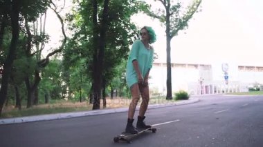 hipster kadın binicilik longboard