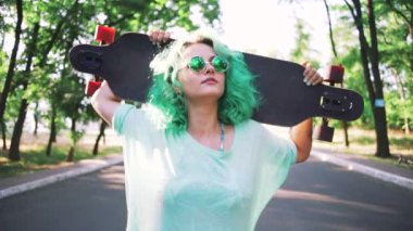 Longboard hipster kadınla