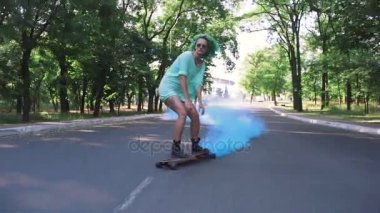 hipster kadın binicilik longboard