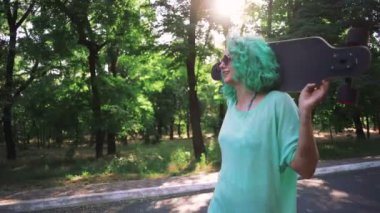 Longboard hipster kadınla