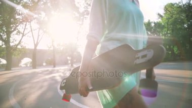 Longboard hipster kadınla