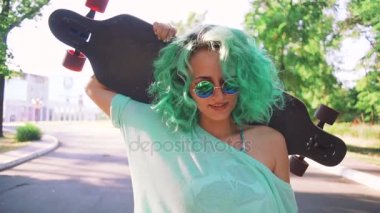 Longboard hipster kadınla